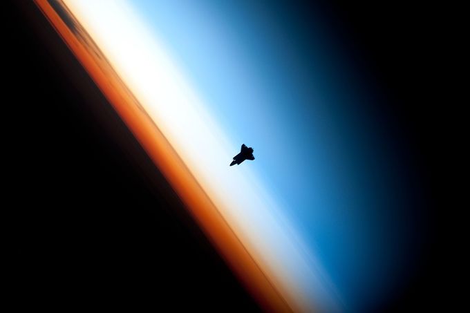 Romfergen Endeavour ser ut til å gå inn i stratosfæren og mesosfæren på dette bildet. 